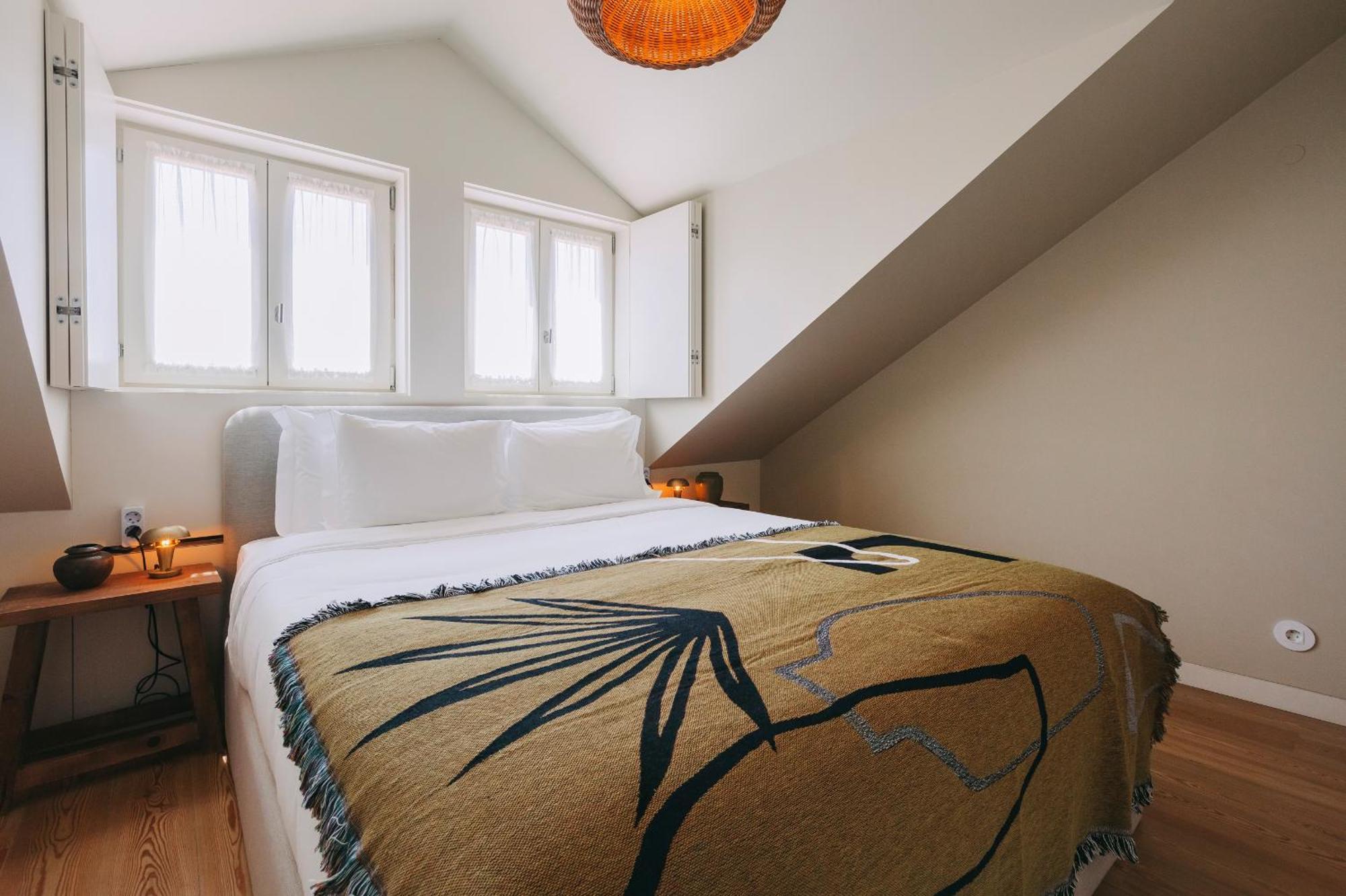 Village Aparthotel By Boa Porto Cameră foto A bed with a throw